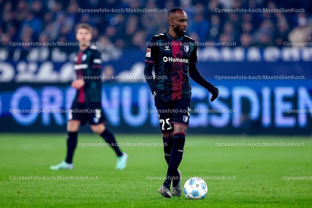 S0401022502132 | 01.02.2025, Fußball, FC Schalke 04 - 1. FC Magdeburg, 2.. Fußball Bundesliga, 20. Spieltag, Veltins-Arena Gelsenkirchen, Saison 2024 2025: Silas Gnaka (1.FC Magdeburg #25)DFB regulations prohibit any use of photographs as image sequences and or quasi-video.