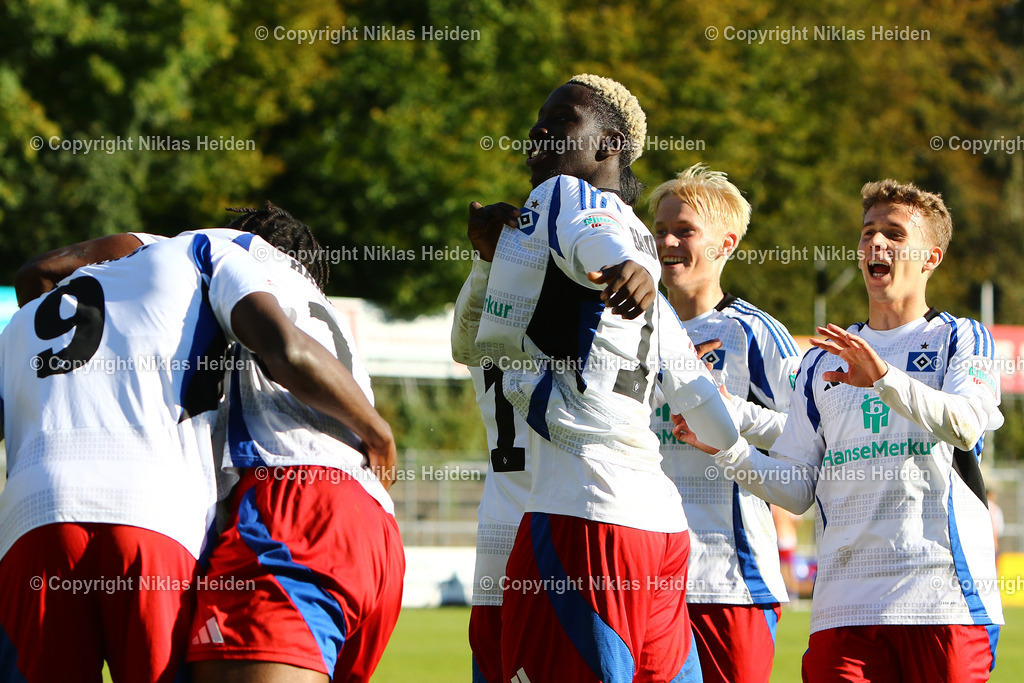NH_FCStPauliU23_HamburgerSVU21_RegionalligaNord_06102024 | #9 Daouda Beleme (Hamburger SV U21) erzielte das 1:4. Darüber freute sich auch #19 Omar Sillah.Fußball I Herren I Regionalliga Nord I Saison 2024-2025 I 13. Spieltag I FC St. Pauli U23 - Hamburger SV U21 I 06.10.2024 I Edmund-Plambeck-Stadion