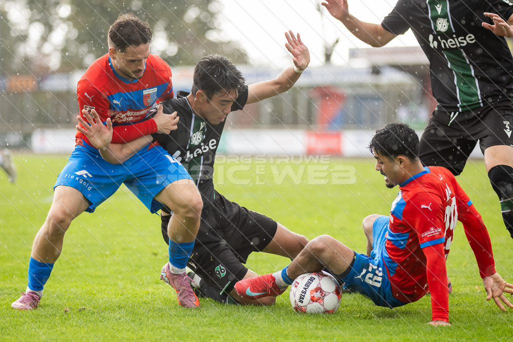 20251005_Picselweb-Fotografie_1R3_1190 | Robin Kölle (44, SV Drochtersen/Assel), Asuma Ikari (15, Hannover 96 II), Allah Aid Hamid (29, SV Drochtersen/Assel) - Realisiert mit Pictrs.com
