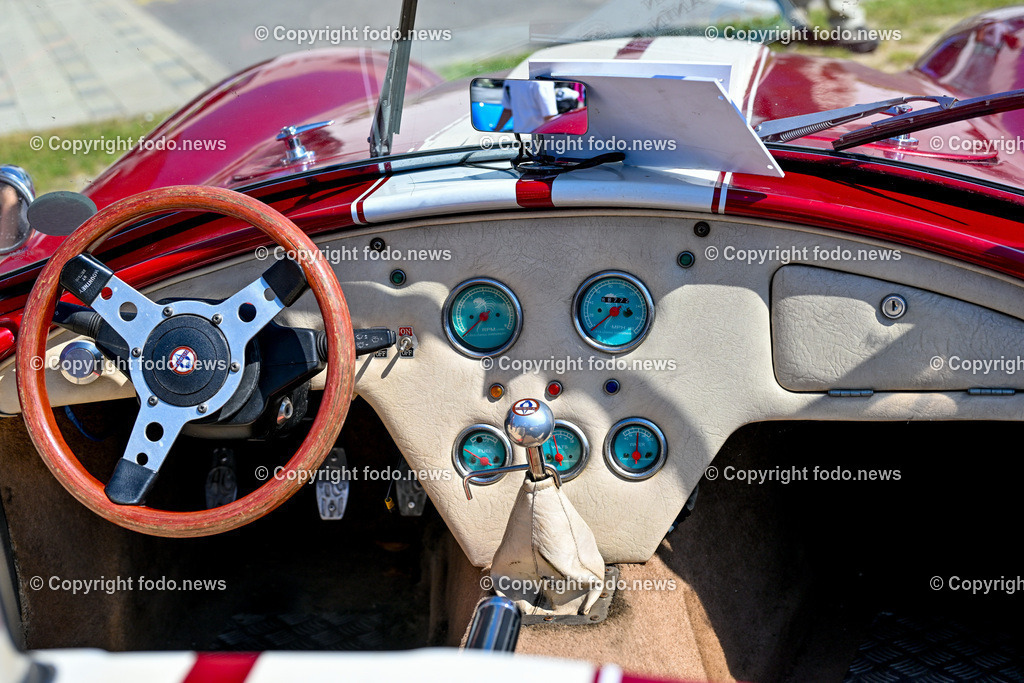 Slowakei_ Povazska Bystrica_ Veteran Tour Manin_ 14.06.2025-35 | 14.06.2025, Slowakei, SVK, Trenciansky kraj, Povazska Bystrica, im Bild Oldtimer Klub, Historische Fahrzeuge, Veteran Tour Manin, Auto, Alt, Besucher, Menschen, Feature, Symbolbild