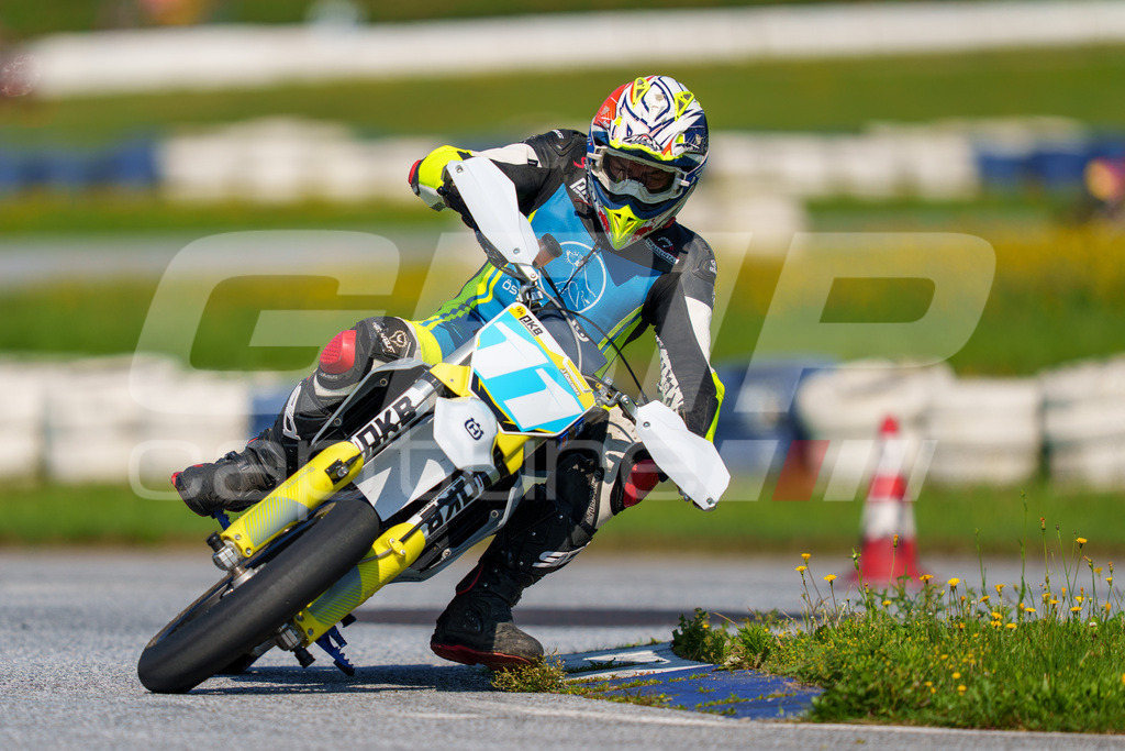 SuperMoto_Staatsmeisterschaft_Greinbach_214 | GRIPcapture steht für authentische Sportfotografie in Österreich – für Momente, die mehr sind als Geschwindigkeit oder Ergebnis. Es geht um Emotion, Spannung, Fokus und den Augenblick, der oft nur einen Wimpernschlag dauert.Ob Motorsport, Teamsport oder 