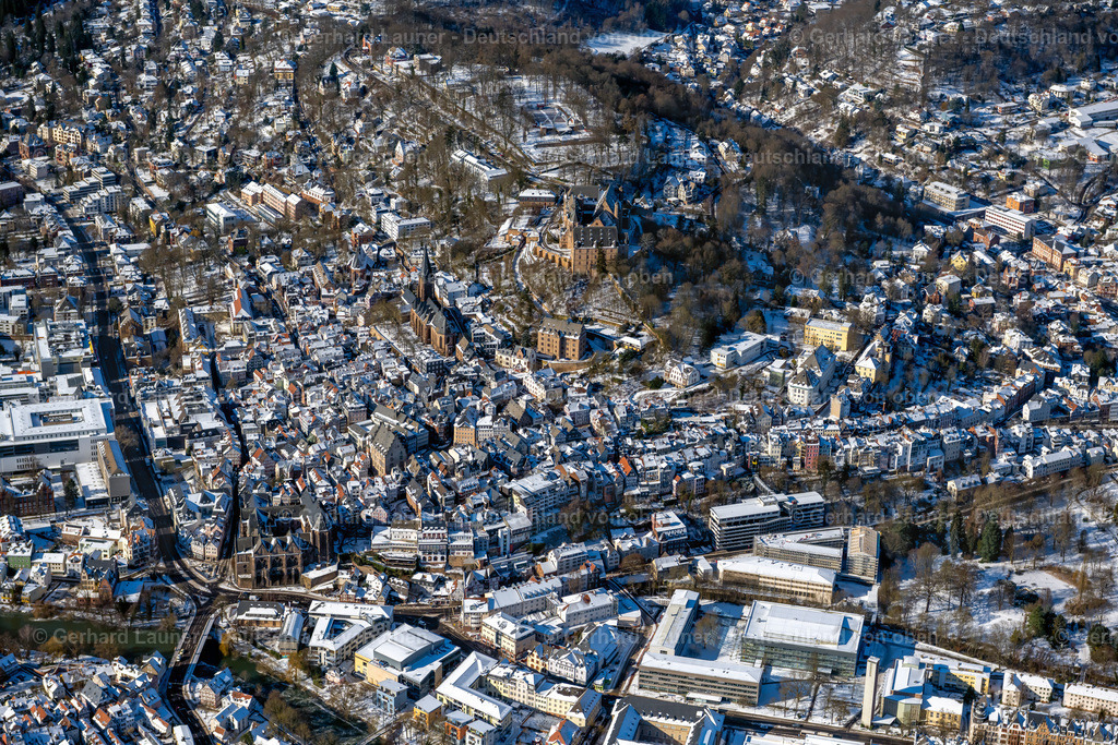 4043515 | MARBURG 13.02.2021 Winterlich schneebedeckte Stadtansicht vom Innenstadtbereich in Marburg im Bundesland Hessen, Deutschland. // Wintry snowy city view of the city area of in Marburg in the state Hesse, Germany. Foto: Gerhard Launer