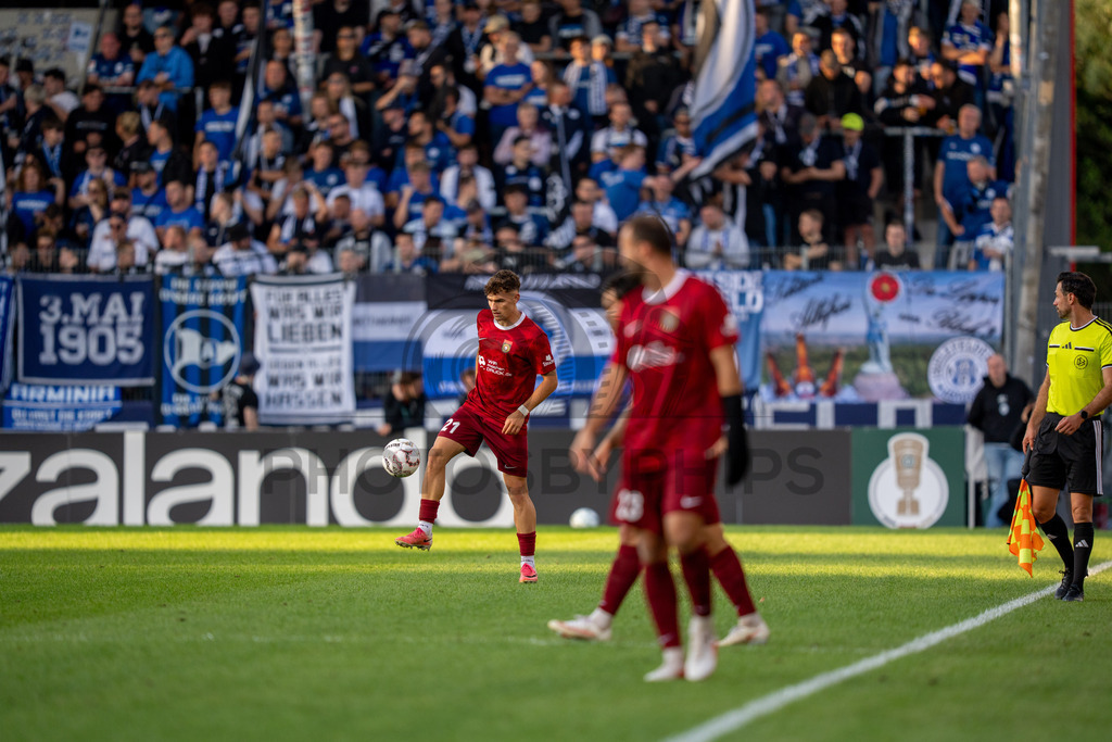 SG Sonnenhof Großaspach vs. Arminia Bielefeld, Fussball, DFB-Pokal, 1. Runde, 22.08.2026 | Luca Molinari (SG Sonnenhof Großaspach, #21),SG Sonnenhof Großaspach vs. Arminia Bielefeld, Fussball, DFB-Pokal, 1. Runde, 22.08.2026,DFB regulations prohibit any use of photographs as image sequences and/or quasi-video