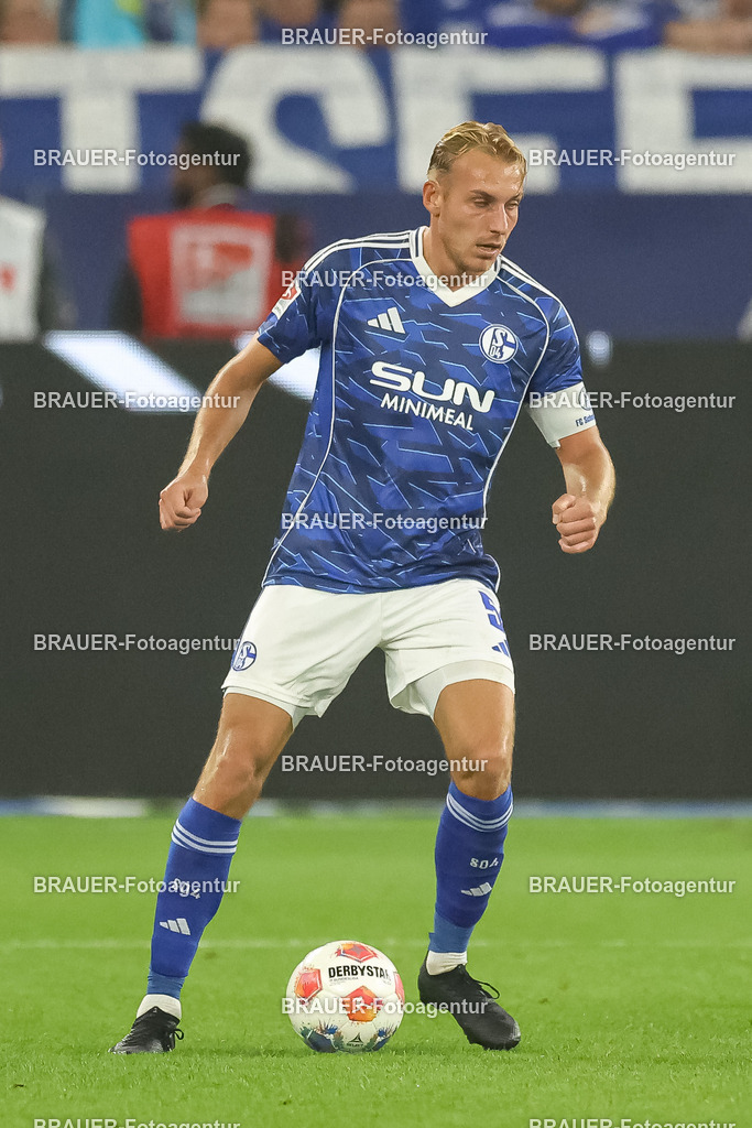 1_S04BER_20250801_2664.JPG -  - FC Schalke 04 - Hertha BSC Berlin - 2. Bundesliga | Gelsenkirchen, Deutschland, 01.08.25: Timo Becker (FC Schalke 04) in Aktion, am Ball, Einzelaktion waehrend des Spiels der 2. Bundesliga zwischen FC Schalke 04 - Hertha BSC Berlin in der Veltins-Arena am 01. August 2025 in Gelsenkirchen, Deutschland. (Foto von Stefan Brauer/Brauer-Fotoagentur)DFB/DFL REGULATIONS PROHIBIT ANY USE OF PHOTOGRAPHS AS IMAGE SEQUENCES AND/OR QUASI-VIDEO.