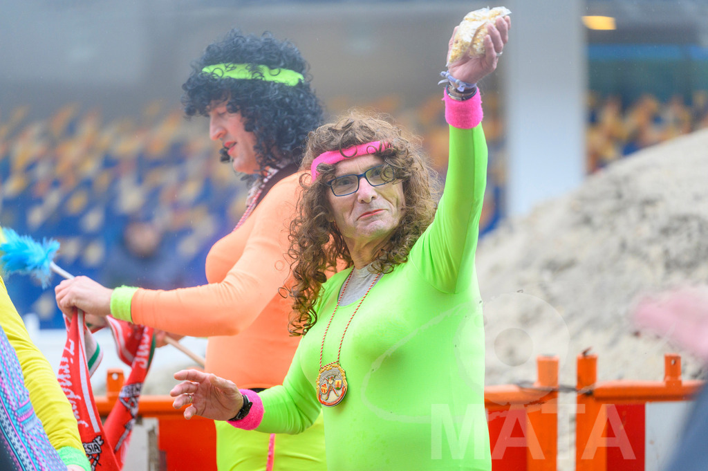 _DWA2498 | Trotz Nieselregen schlängelte sich der „Gaudiwurm“ am Sonntag durch die Nürnberger Innenstadt an tausenden Faschingsfans vorbei.  Nürnberg, 11.02.2024 - Realisiert mit Pictrs.com