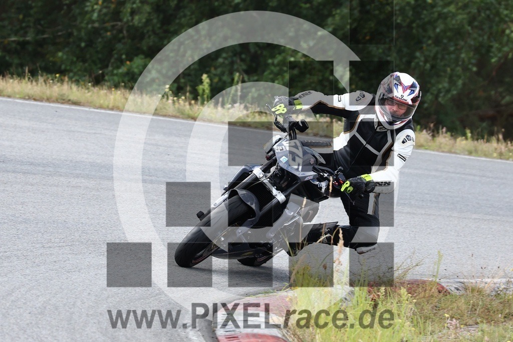 0675-20240803_02593 | Schöne Erinnerungen an spannende Momente - das festzuhalten ist unser Job. PIXELrace.de ist seit 2003 auf den Rennstrecken Europas unterwegs um die Action draußen beim Fahren und die wunderbare Stimmung imm Fahrerlager für euch einzufangen.