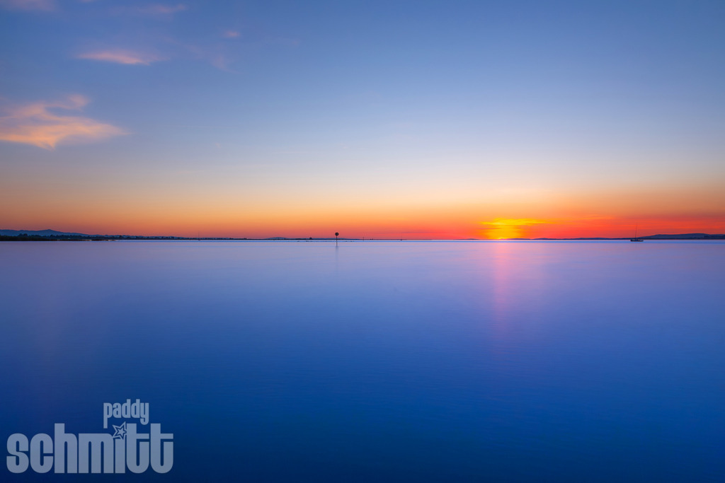 Romantischer Sonnenuntergang am Bodensee | Ein romantischer Sonnenuntergang verwandelt den Bodensee in ein faszinierendes Farbenspiel aus warmen Rot-, Orange- und Goldtönen. Das sanfte Licht über dem Wasser schafft eine besonders stimmungsvolle Atmosphäre und macht diesen Moment zu einem eindrucksvollen Naturschauspiel. - Realisiert mit Pictrs.com