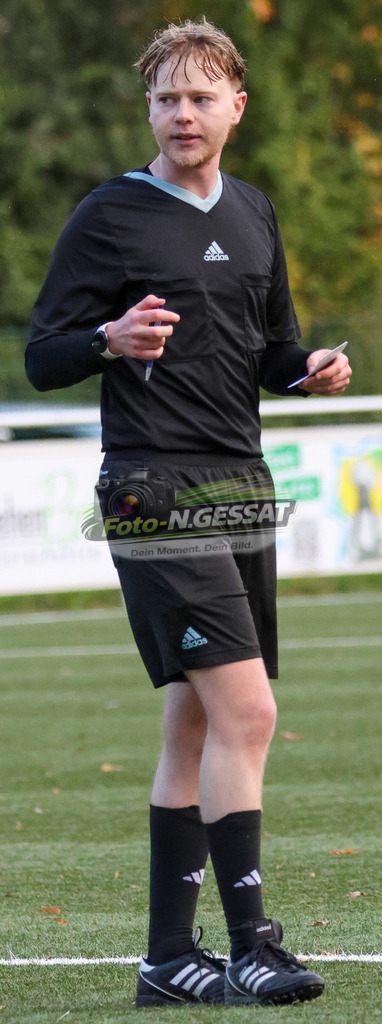 TuS Bruchmühlen - Bünder SV | Auf dem Bild zu sehen: Schiedsrichter: Felix Schübeler TuS Bruchmühlen, Bünder SV, Saison 26/27, Kreisliga A, Bruchmühlen, Deutschland - Realisiert mit Pictrs.com