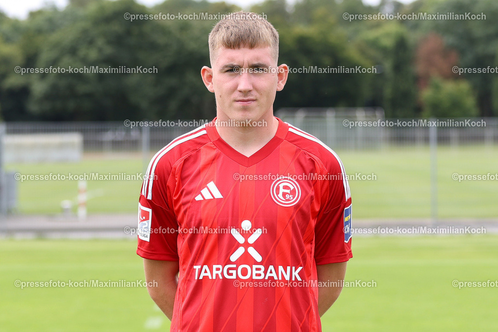 Due2BL25072401052 | Isak Bergmann Johannesson; Fortuna Düsseldorf; 2. Bundesliga, Porträttermin 2024/2025