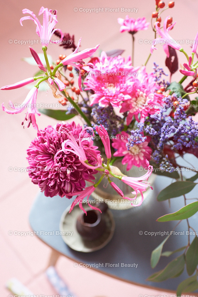 Rosa Strauß aus Dahlien und Chrysanthemen auf rosa Fliesen | Wandbild Dahlien und Chrysanthemen in Glasvase von oben auf einem rosa gefließten Fußboden - Realized with Pictrs.com