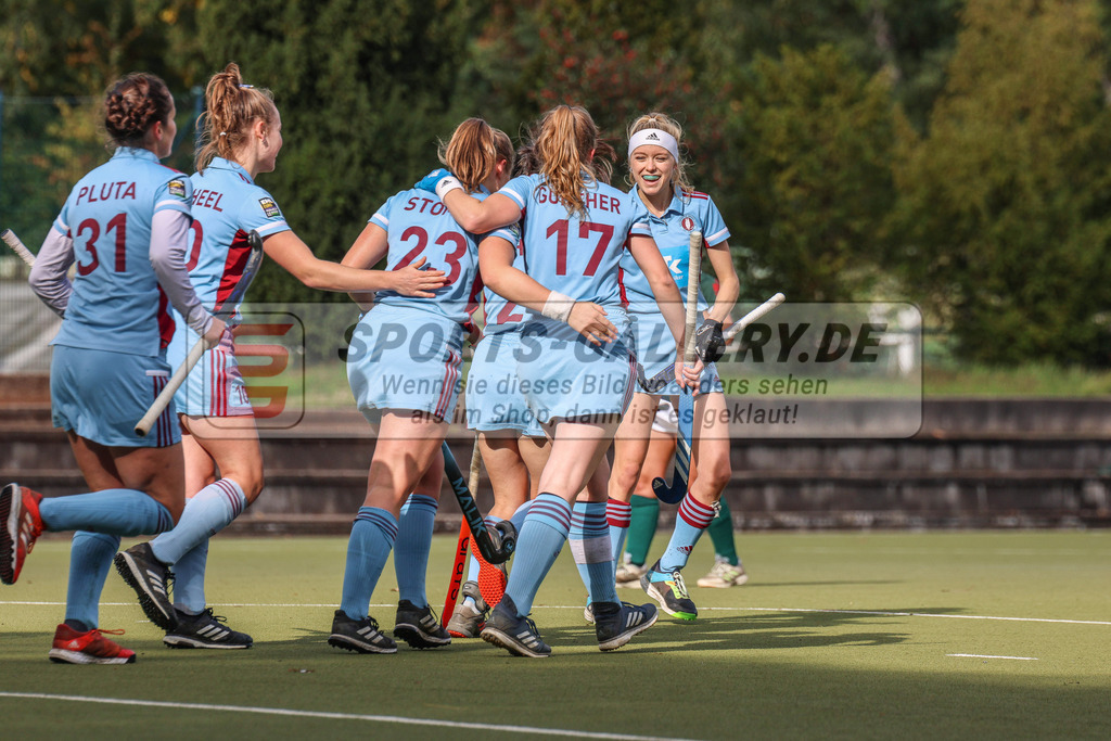 MJ_2022-10-08_Damen_HTCU-UHC-10 | Sofie Stomps (UHC Hamburg #23), Emily Günther (UHC Hamburg #17) &amp; Yara Mandel (UHC Hamburg #21), Uhlenhorst Mülheim - UHC Hamburg am 8.10.2022 im Waldstadion, Mülheim a. d. Ruhr