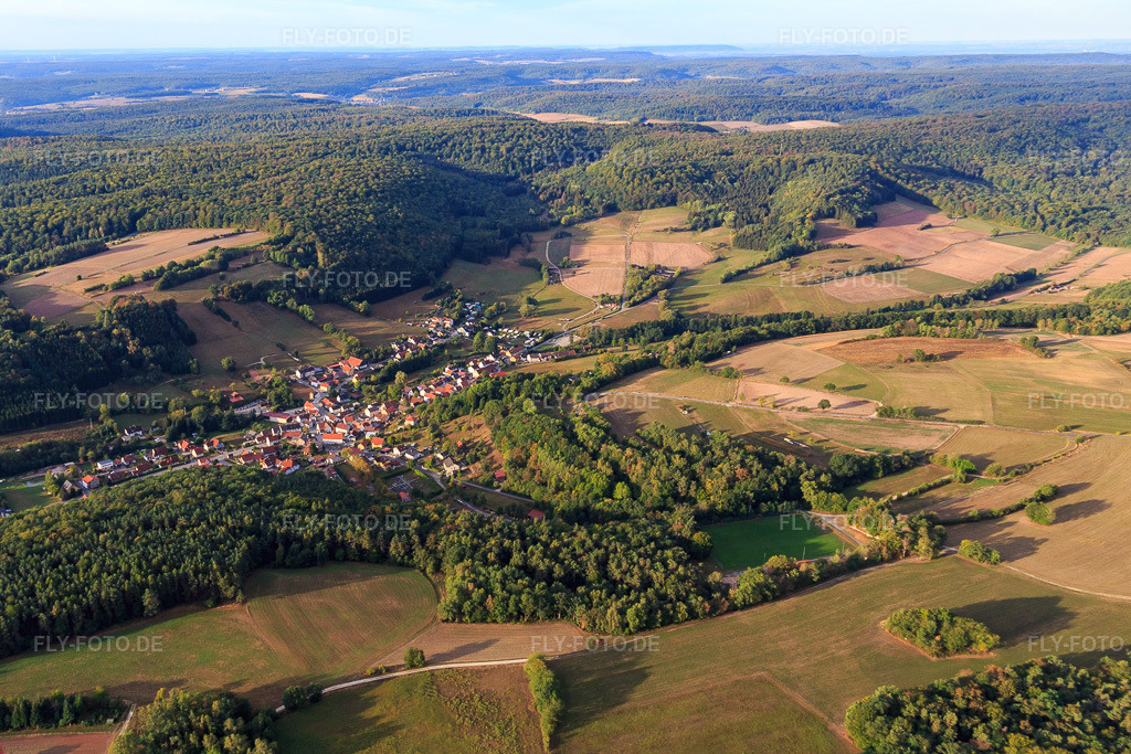 Luftbild: Dorfansicht aus Norden mit Sportplatz des SV Neuschleichach im Ortsteil Neuschleichach in Oberaurach im Bundesland Bayern in Deutschland. Foto: IMG_111151.jpg vom 09.09.2018 durch Werner Riehm/FLY-FOTO.de
