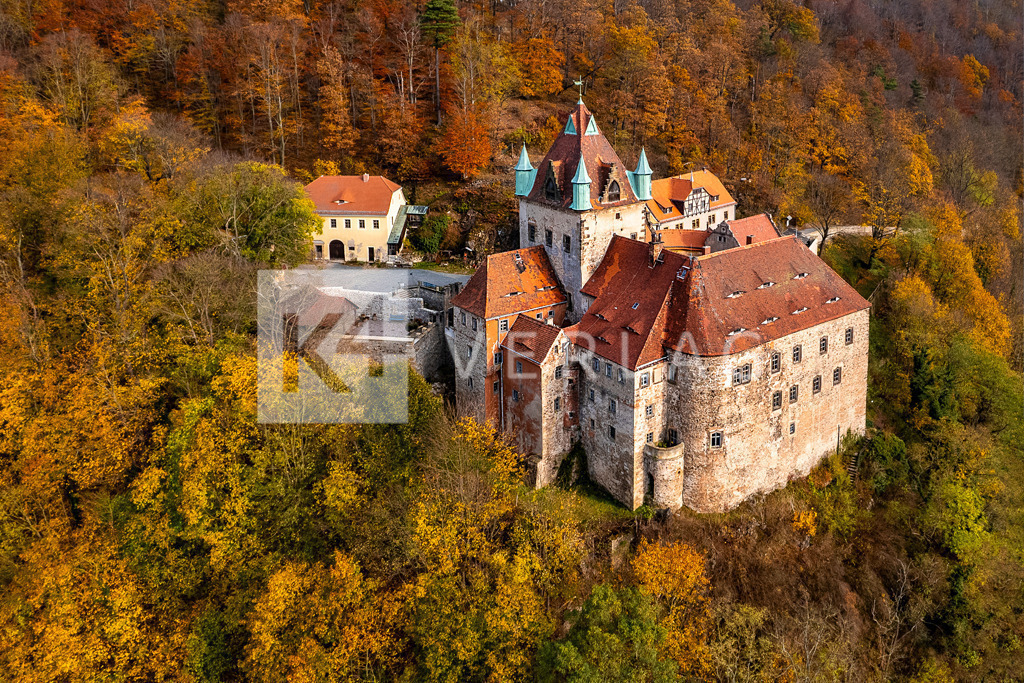 Wandbild-Schloss-Kuckuckstein-Luftbild-DJI_0196 | Schloss Kuckuckstein in Liebstadt in Sachsen liegt auf einem Felsvorsprung über dem Flusstal der Seidewitz im Osterzgebirge - Realisiert mit Pictrs.com
