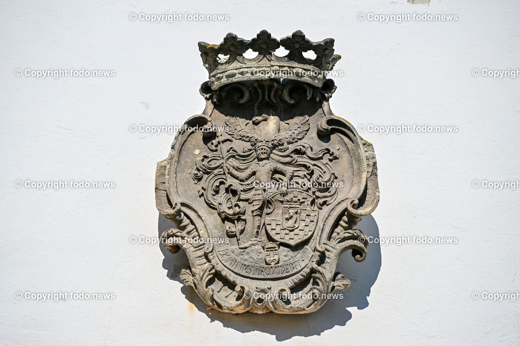 Schloss Schluesslberg_ Spiegelfeld_ 14.08.2023-11 | 14.08.2023, Schluesselberg, AUT, Schloss Schluesselberg, Spiegelfeld, im Bild Steinwappen