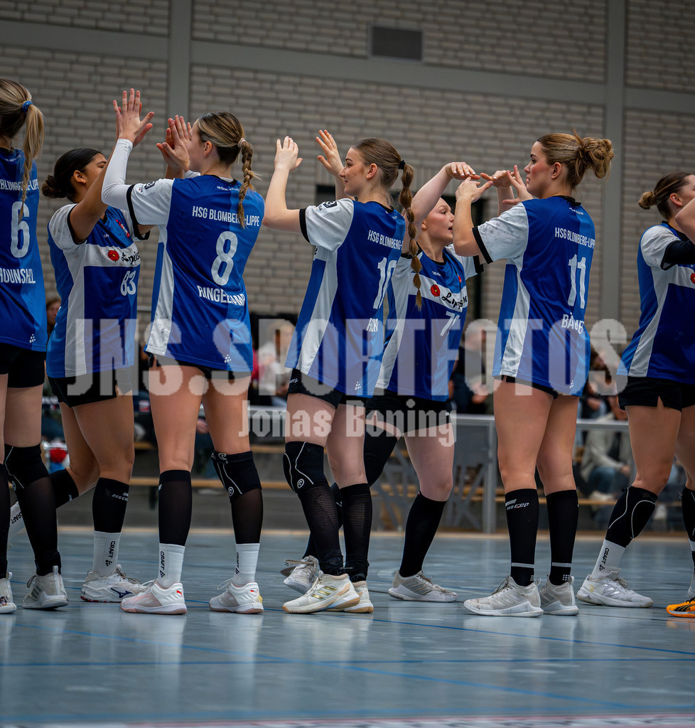 Handball I Frauen I Saison 2025-2026 I 3. Liga Staffel Nord I 10. Spieltag I SC SFN Vechta - HSG Blomberg-Lippe II I 0034 | Amy Hounshell (6, HSG Blomberg-Lippe II), Leni Ringelkamp (8, HSG Blomberg-Lippe II), Meggan Rusko (10, HSG Blomberg-Lippe II) und Carlotta Bäumer (11, HSG Blomberg-Lippe II) beim Abklatschen.  - Realisiert mit Pictrs.com