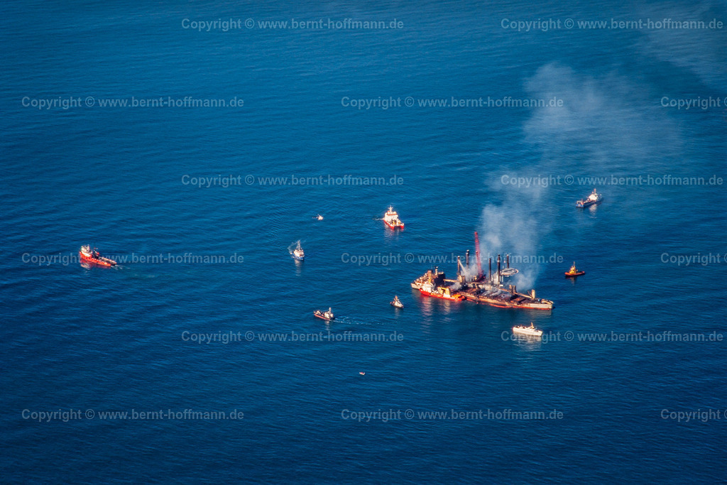PLBDD_Pallas0198_03_90x60 | LUFTBILD. Brennender Holzfrachter " PALLAS " in der Nordsee. __ Seitenverhältnis = 3 zu 2. __ Das Foto ist die Reproduktion von einem Farbdia.  - Realisiert mit Pictrs.com