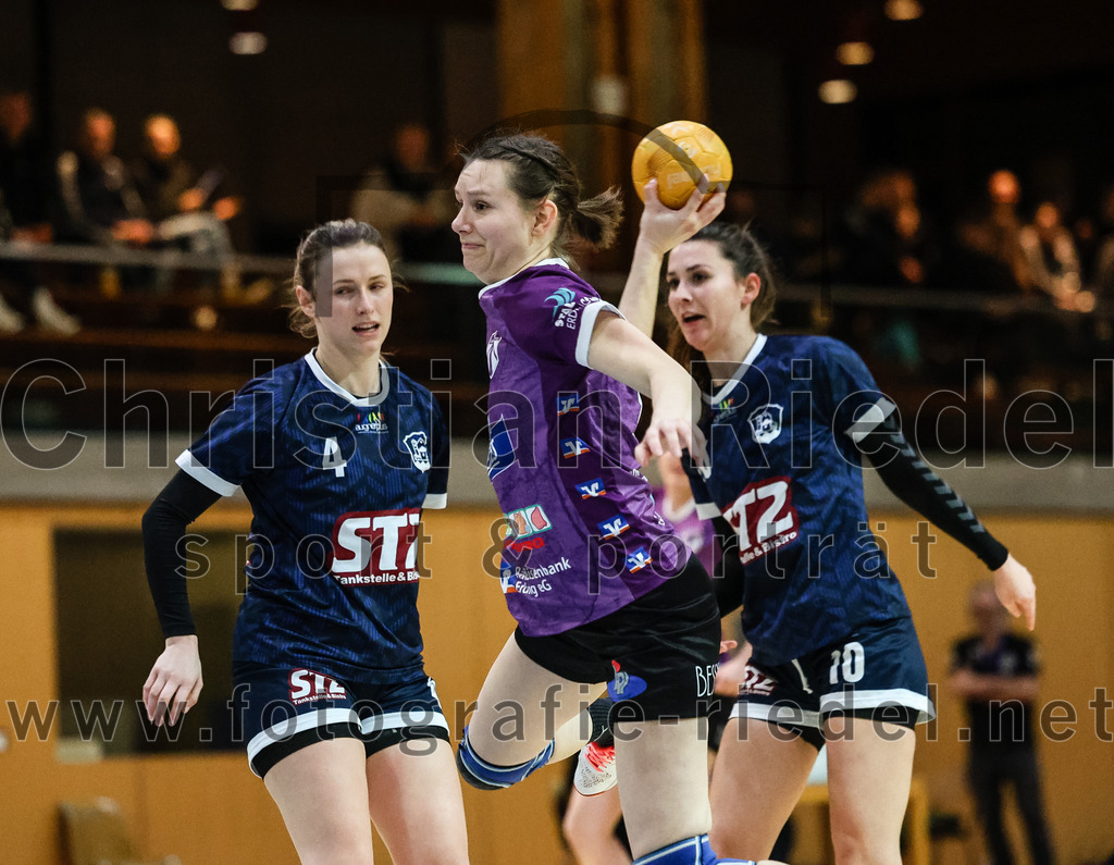 2024-02-03_025_SpVgg_Altenerding_gegen_SpVgg_Erdweg | Erding, Deutschland, 03.02.2024:
Handball, Bezirksoberliga Frauen Altbayern 2023 / 2024, 13. Spieltag, SpVgg Altenerding gegen SpVgg Erdweg, Endergebnis: 25:21

Anna-Katharina Luca (SpVgg Erdweg, #4), Julia Kranich (SpVgg Altenerding, #9), Christina Baumann (SpVgg Erdweg, #10)

Foto: Christian Riedel / fotografie-riedel.net
