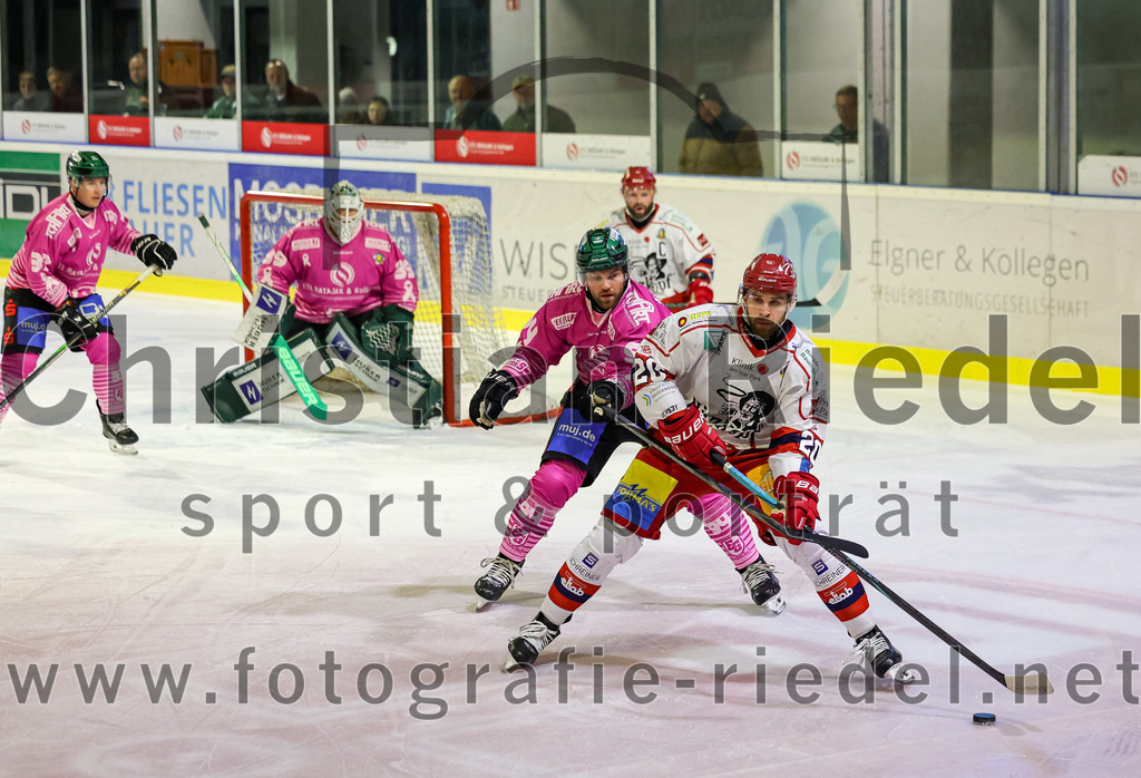 2025-10-24_049_TSV_Erding_gegen_Deggendorfer_SC | Erding, Deutschland, 24.10.2025:Eishockey, Oberliga Süd 2025 / 2026, 11. Spieltag, TSV Erding gegen Deggendorfer SC, Endergebnis: 2:4Thomas Matheson (Erding Gladiators, #37), Torwart Leon Meder (Erding Gladiators, #39), Markus Eberhardt (Erding Gladiators, #94), Niklas Heinzinger (Deggendorfer SC, #20)Foto: Christian Riedel / fotografie-riedel.net