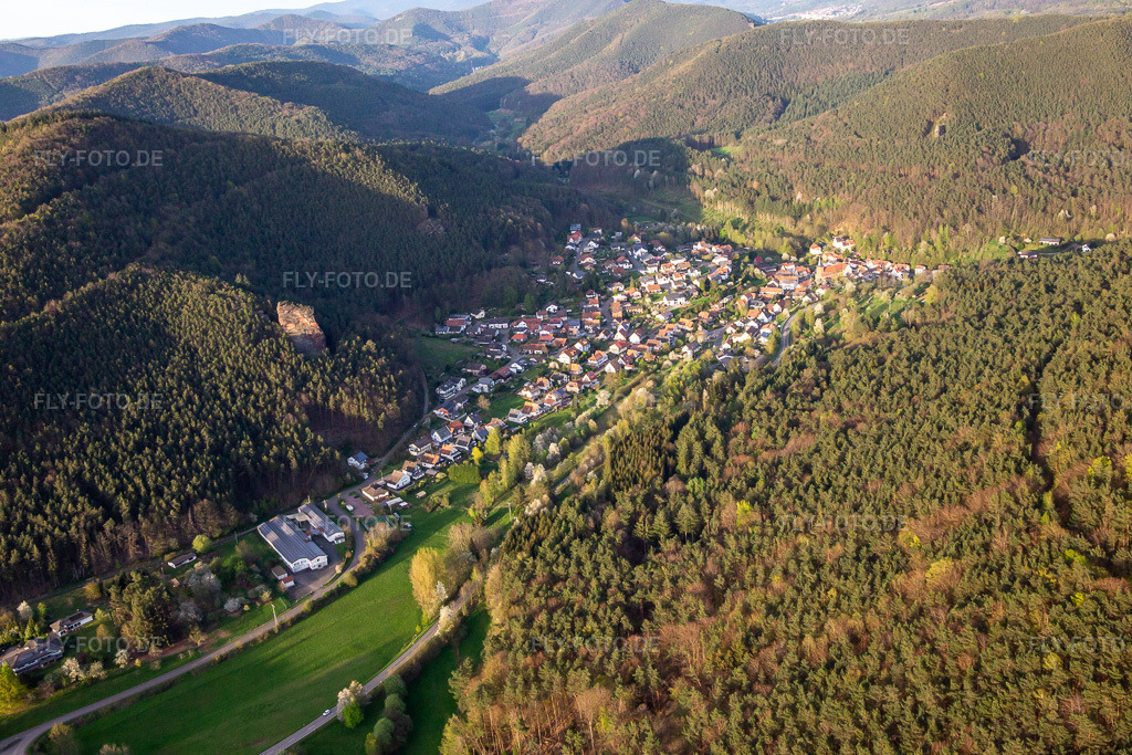 Luftbild: unterm Friedrichsfelsen in Lug im Bundesland Rheinland-Pfalz in Deutschland. Foto: IMG_140155.jpg vom 11.04.2024 durch Werner Riehm/FLY-FOTO.de
