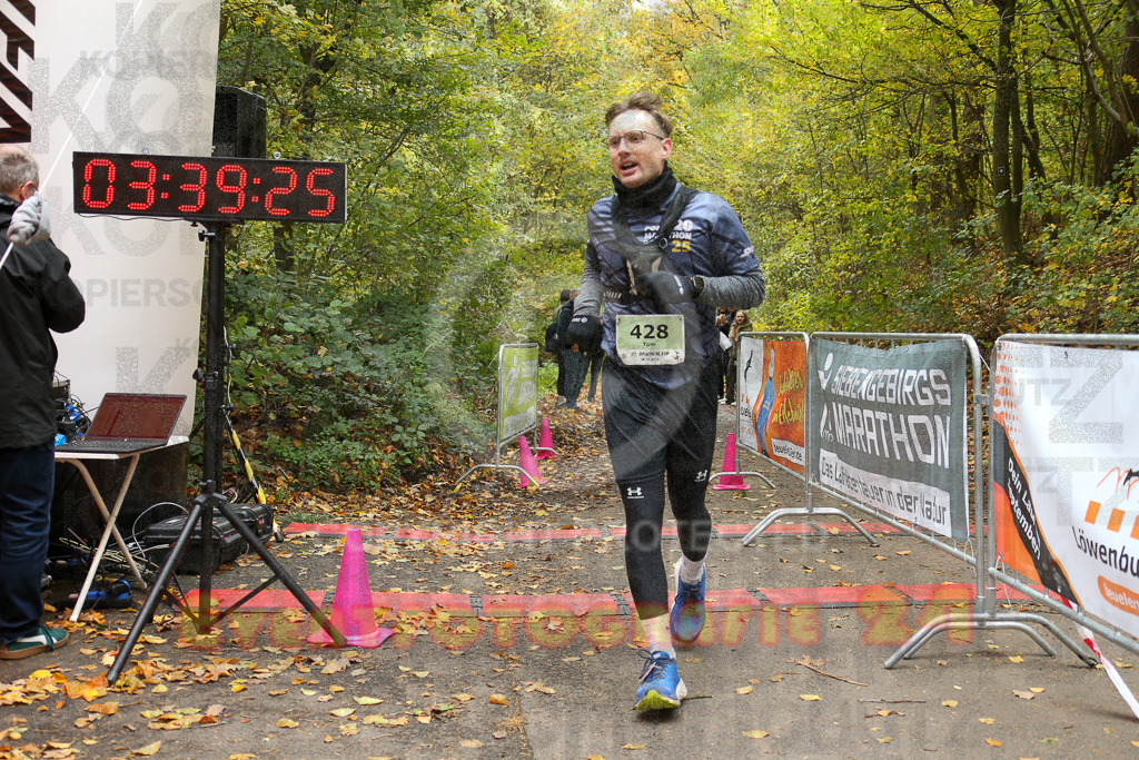 251026_1341_EX1_3853 | Sportfotografie im Rhein-Sieg Kreis, Köln, Bonn, NRW, Rheinland Pfalz, Hessen, etc. Unser Tätigkeitsfeld umfasst den Laufsport vom Volkslauf über den Marathon, Duathlon, Triathon bis zum Ultralauf wie Kölnpfad Ultra oder Schindertrail.