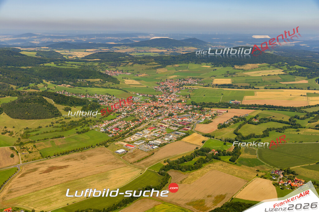 Luftaufnahme der Stadt Dermbach - Die Luftaufnahme wurde 2025 vom UL-Flugzeug heraus erstellt ( keine Drohne ) - Hochauflösende Luftaufnahme - für professionelle Ausdrucke geeignet. Die Geschenkidee !Hier alle&nbsp;Infos zur Lizenzierung der LuftaufnahmeWir fliegen auch dieses Jahr wieder in Ihre Region um Luftbilder zu erstellen.- Luftbild anfragen