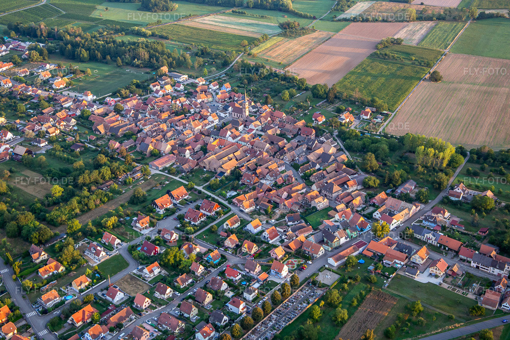 Luftbild: Ortsansicht von Südosten in Goxwiller im Bundesland Bas-Rhin in Frankreich. – Foto: IMG_137958.jpg vom 19.08.2023 durch Werner Riehm/FLY-FOTO.de – Auflösung des Originals: 5472 x 3648 px