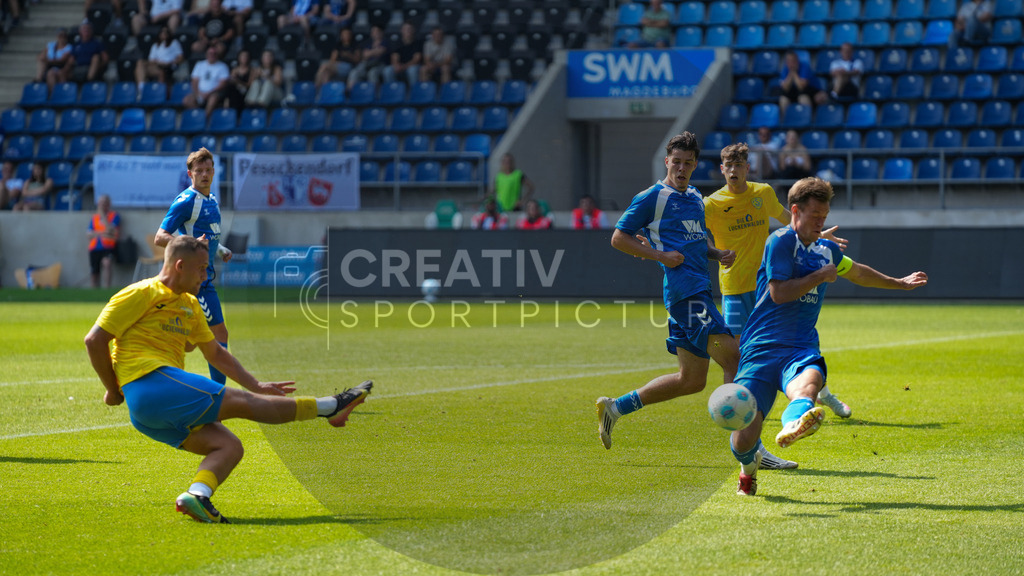 Fußball, Herren, Saison 2025/2026, Regionalliga Nordost, 3. Spieltag, 1.FC Magdeburg II vs. FSV 63 Luckenwalde, Samstag 09.08.2025, Avnet Arena Magdeburg | Fußball, Herren, Saison 2025/2026, Regionalliga Nordost, 3. Spieltag, 1.FC Magdeburg II vs. FSV 63 Luckenwalde, Samstag 09.08.2025, Avnet Arena Magdeburg, Im Bild: Lucas Will (l. Luckenwalde) beim Abschluss zur 0:1-Führung. Julius Pfennig (r. Magdeburg) versucht vergeblich zu klären. - Realisiert mit Pictrs.com