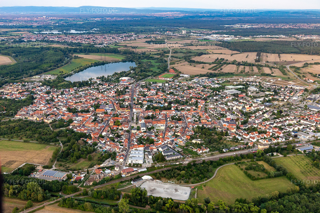 Luftbild: Ortsansicht der Straßen und Häuser der Wohngebiete in Philippsburg im Bundesland Baden-Württemberg in Deutschland. Foto: IMG_122302.jpg vom 15.08.2020 durch Werner Riehm/FLY-FOTO.de