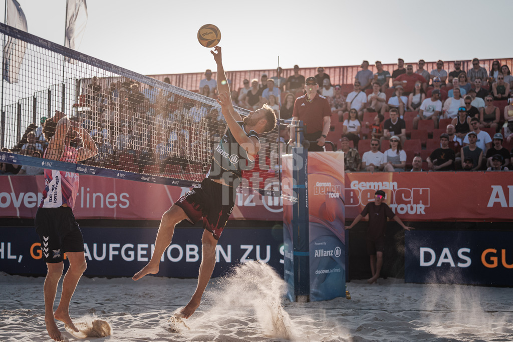 Beachvolleyball | Männer | Allianz German Beach Tour 2025 | Tourstop Bremen | 13.06.2025 | Eric Stadie-Seeber mit einem Poke