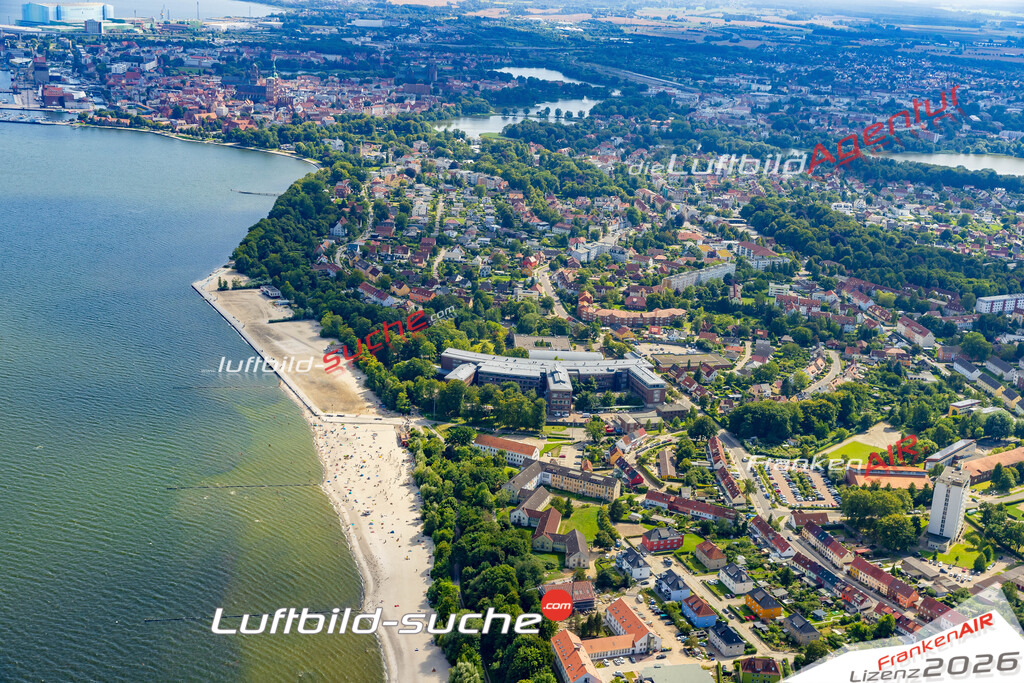 Luftbild Vs Google Maps  Hanseklinikum  Stralsund -Das Luftbild wurde 2025 vom UL-Flugzeug heraus erstellt ( keine Drohnenluftbilder ) - Hochauflösende Luftaufnahme -Nicht vergleichbar mit Google Maps oder Satelittenbilder- Die Geschenkidee !Mit Lizenz und Bildrechte bestellbar