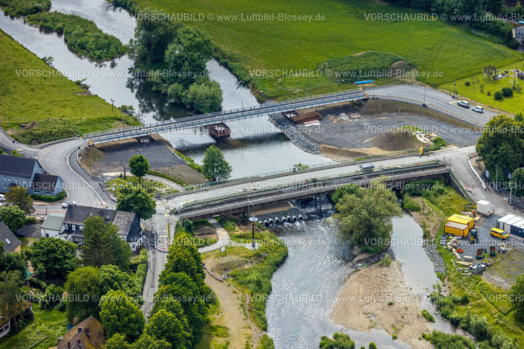 Arnsberg220601109 | Luftbild, Neubau Dinscheder Brücke der Glösinger Straße über den Fluss Ruhr und Renaturierung in Glösingen, Arnsberg, Sauerland, Nordrhein-Westfalen, Deutschland