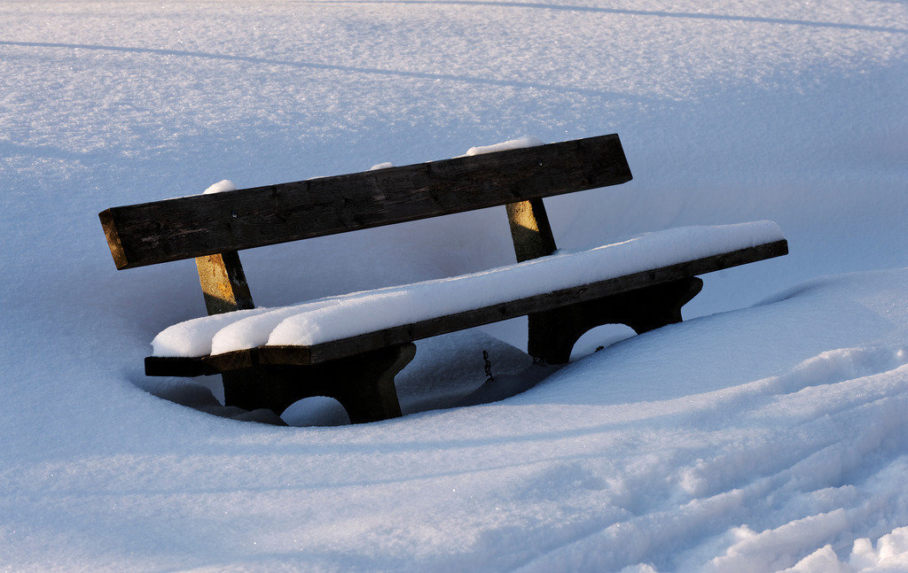 verschneite Sitzbank | Wien, Austria - December 16, 2010: verschneite Sitzbank. - Realisiert mit Pictrs.com
