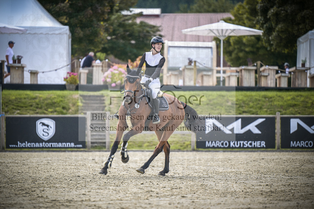 DOS_6426 | Entdecke hochwertige Reitturnierfotos von Foto Oger. Professionell, emotional und authentisch – jetzt Lieblingsmomente im Shop bestellen.Deutschlandweite Turnierfotografie. - Realisiert mit Pictrs.com