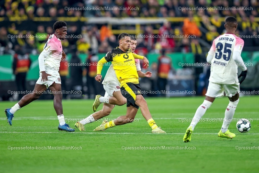 BVB02122501031 | 02.12.2025, Fußball, DFB-Pokal, Borussia Dortmund - Bayer 04 Leverkusen, Achtelfinale, Signal Iduna Park, Saison 2025 2026: Felix Nmecha (BVB #08) im Zweikampf gegen  Ibrahim Maza (Bayer04 #30) DFB regulations prohibit any use of photographs as image sequences and or quasi-video.