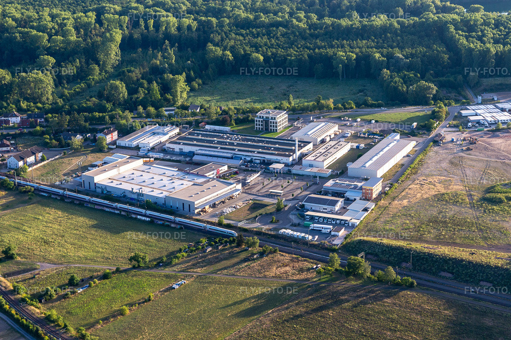 Luftbild: Industriegebiet Siemenstraße mit Hartmann & König Stromzuführungs AG und Tombor GmbH im Ortsteil Neudorf in Graben-Neudorf im Bundesland Baden-Württemberg in Deutschland. Foto: IMG_133508.jpg vom 12.07.2022 durch Werner Riehm/FLY-FOTO.deWWW.HUKAG.COM
