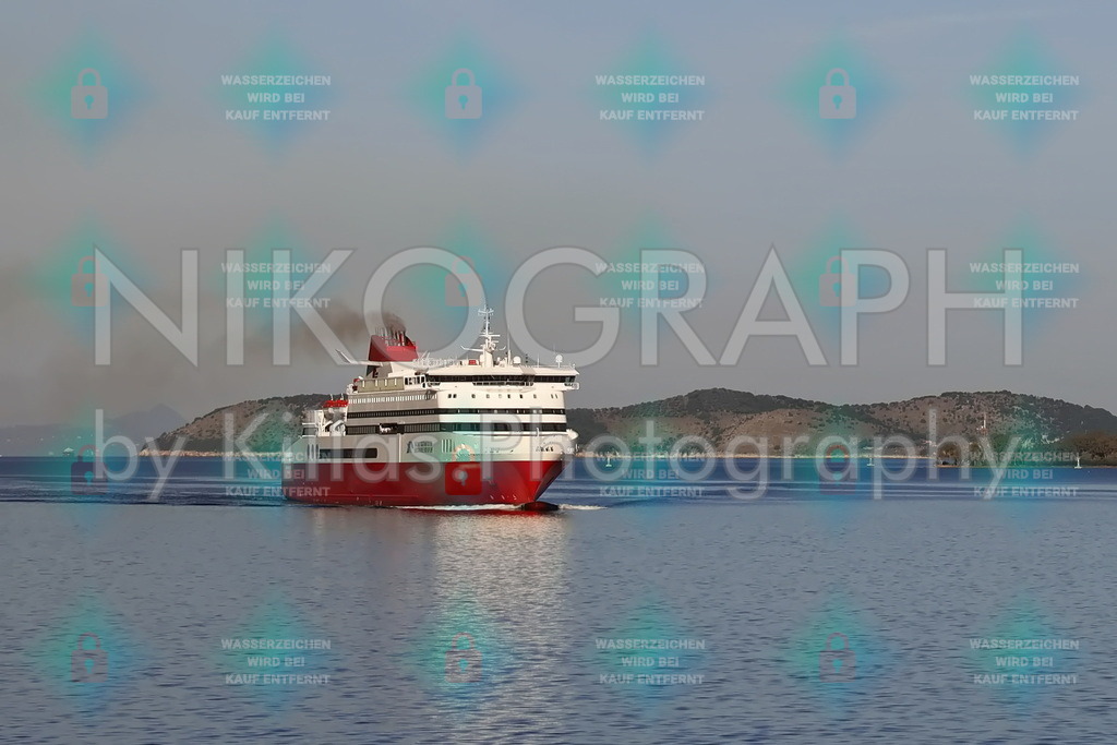 Bucht von Igoumenitsa | Das Bild zeigt den Ausblick auf die Bucht von Igoumenitsa, während eine Fähre in den Hafen einläuft. Regelmäßig verkehren Fähren vom Fährhafen von Igoumenitsa zur Insel Korfu sowie nach Italien.
