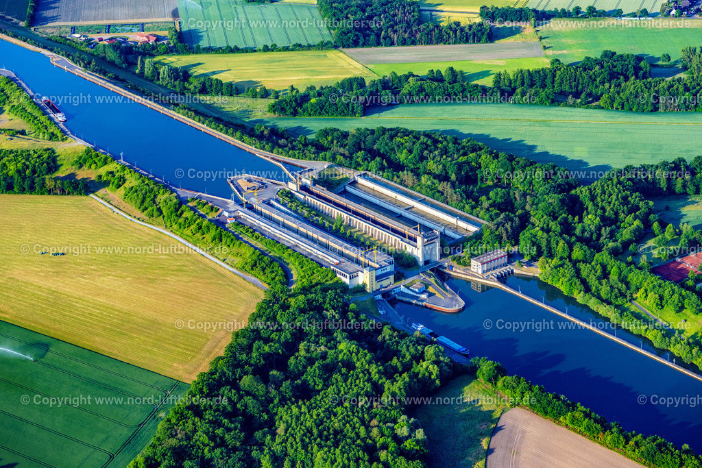Stederdorf_Schiffshebewerk_Elbe_Seitenkanal_ELS_3421050623 | ESTERHOLZ 05.06.2023 Schleusenanlagen am Ufer der Wasserstraße Elbe Seitenkanal in Esterholz im Bundesland Niedersachsen, Deutschland. Weiterführende Informationen bei: Wasser und Schifffahrtsverwaltung des Bundes (WSV). // Locks - plants on the banks of the waterway of the Elbe Seitenkanal in Esterholz in the state Lower Saxony, Germany. Further information at: Wasser und Schifffahrtsverwaltung des Bundes (WSV). Foto: Martin Elsen