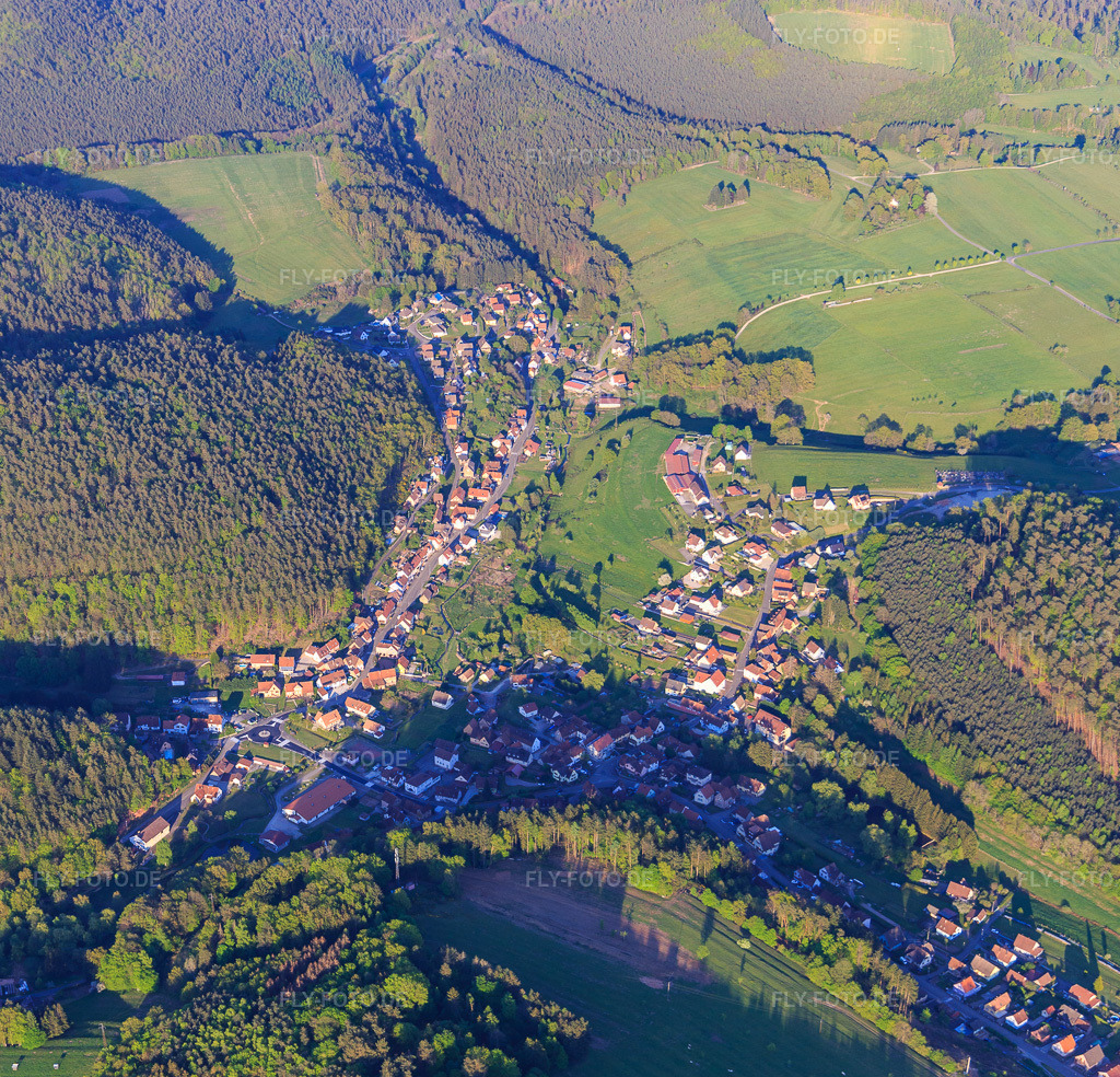 Luftbild: Ortsansicht in den Nordvogesen aus Westen in Reipertswiller im Bundesland Bas-Rhin in Frankreich. Foto: IMG_145790.jpg vom 30.04.2025 durch Werner Riehm/FLY-FOTO.de