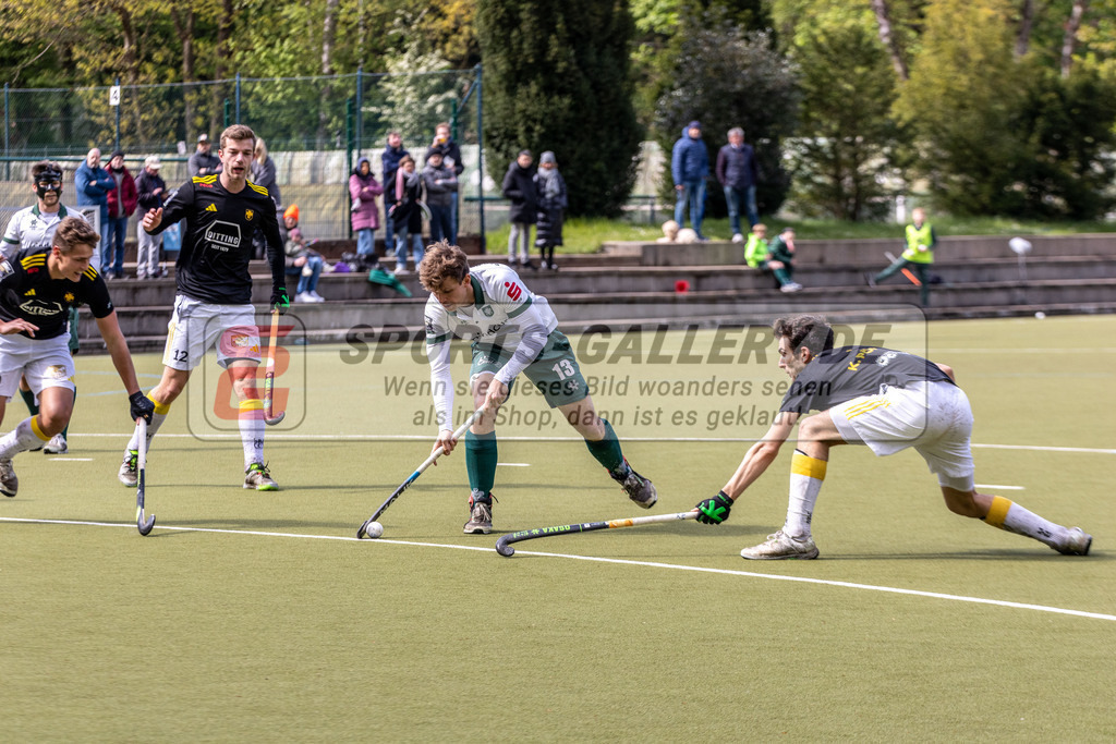 MJ_M_UHTC-HTHC_21.04.2024-23 | Henrik Mertgens (Uhlenhorst Mülheim #13), Uhlenhorst Mülheim - Harvestehuder THC am 21.4.2024 im Waldstadion, Mülheim a. d. Ruhr