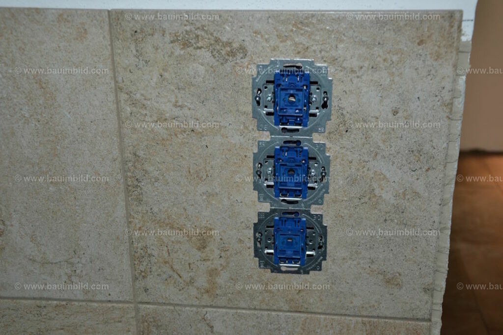 bib-lg17-elektroinstallation-0283 | Nach LV-Leistungsgruppen sortierte Detailfotos über den Bau eines Hauses. Alle Hausbau-Bilder direkt vom Urheber und Autor der Website Haus-Selber-Bauen.com