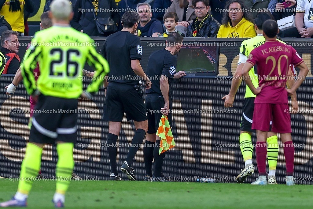 BVB08032502288 | 08.03.2025, Fußball, Borussia Dortmund - FC Augsburg, 1. Fußball Bundesliga, 25. Spieltag, Signal Iduna Park, Saison 2024 2025: Videoüberprüfung ENtscheidung auf AbseitsDFB regulations prohibit any use of photographs as image sequences and or quasi-video.