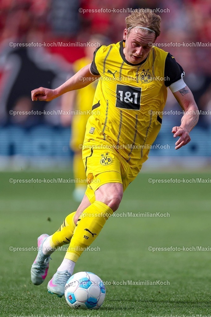 B0411052503500 | 11.05.2025, Fußball, Bayer 04 Leverkusen - Borussia Dortmund, 1. Fußball Bundesliga, 33. Spieltag, BayArena, Saison 2024 2025: Julian Brandt (BVB #10) DFB regulations prohibit any use of photographs as image sequences and or quasi-video.