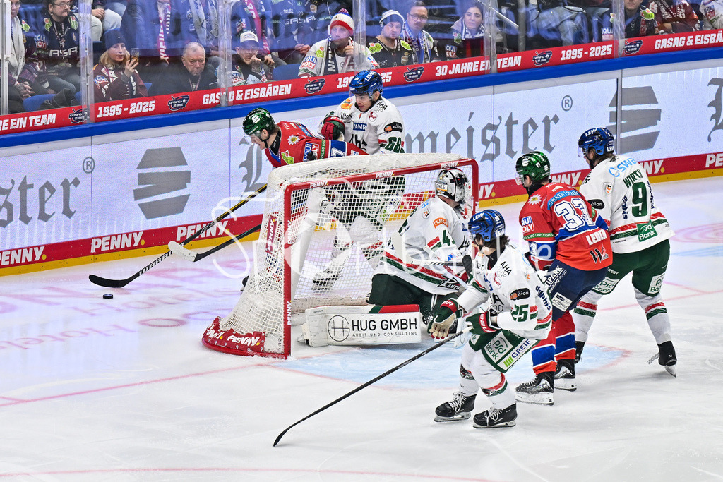 Eisbären Berlin - Augsburger Panther | BERLIN, GERMANY - 04. JANUARY: hinter dem Tor von Peyton JONES (Augsburger Panther 41) im Duell Eric HÖRDLER (Eisbären Berlin 77) und Fabrizio PILU (Augsburger Panther 68) während dem Match zwischen den Eisbären Berlin und den Augsburger Panthern am 36. Spieltag der Penny DEL in der UBER Arena