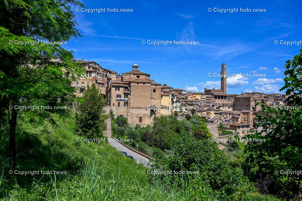 Italien_ Toscana_ Siena_ 27.05.2024-105 | 27.05.2024, Italien, ITA, Toskana, Siena im Bild Stadtansichten, Gebäude, Architektur, Touristen, Historisch, Souvenier, Piazza Del Campo, Dom von Siena


Siena ist Hauptstadt der Provinz Siena und gilt als eine der schönsten Städte der Toskana und Italiens. Die historische Altstadt gehört seit 1995 zum UNESCO-Welterbe. 

