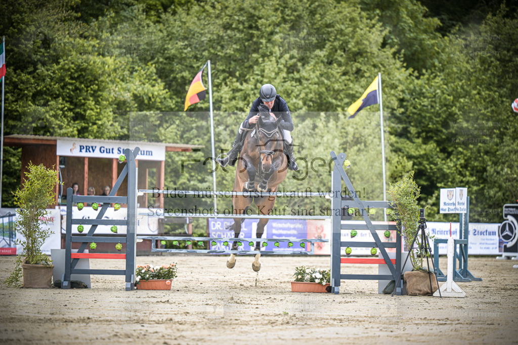 DOS_7635 | Entdecke hochwertige Reitturnierfotos von Foto Oger. Professionell, emotional und authentisch – jetzt Lieblingsmomente im Shop bestellen. - Realisiert mit Pictrs.com