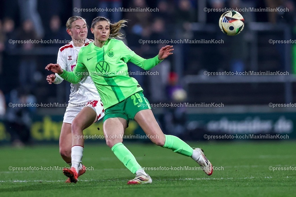 Koe07022501017 | 07.02.2025, Frauen Fußball, 1. FC Köln - VfL Wolfsburg, 1. Fußball Bundesliga, Franz-Kremer-Stadion, Saison 2024 2025: Carlotta Imping (1. FC Köln #14) im Zweikampf gegen Jule Brand (VfL Wolfsburg #29)DFB regulations prohibit any use of photographs as image sequences and or quasi-video.