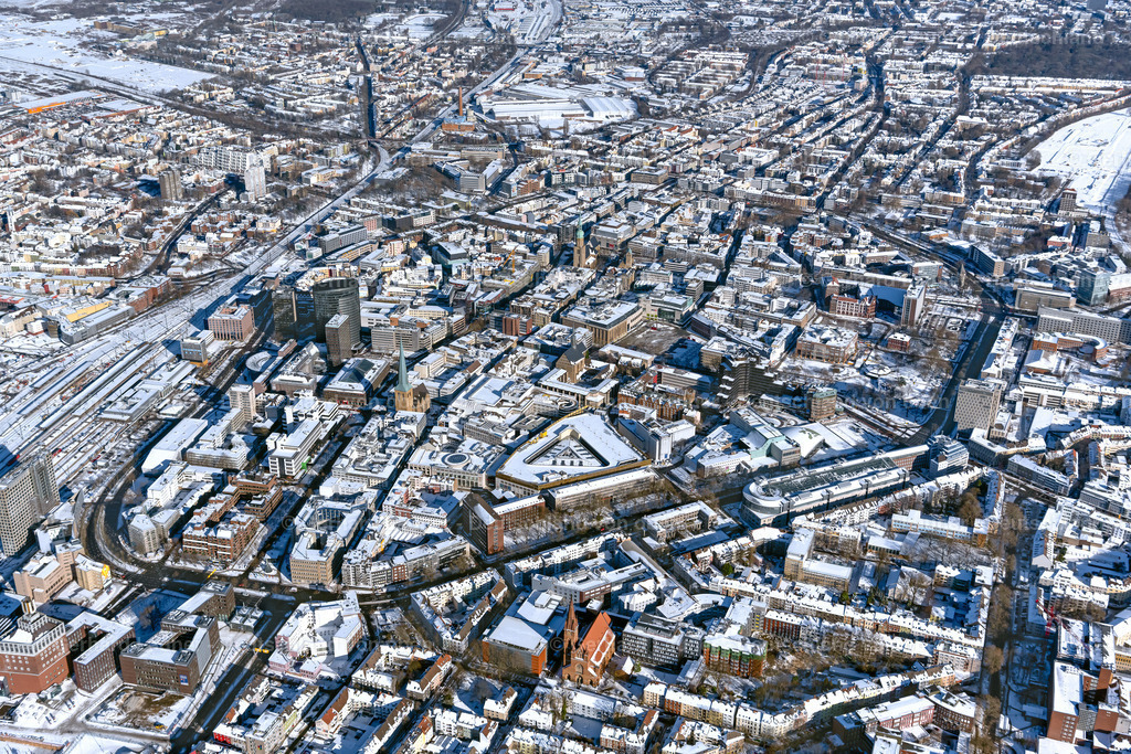 4043810 | DORTMUND 13.02.2021 Winterlich schneebedeckte Stadtansicht des Innenstadtbereiches in Dortmund im Ruhrgebiet im Bundesland Nordrhein-Westfalen, Deutschland. Weiterführende Informationen bei: Stadt Dortmund. // Wintry snowy city view on down town in Dortmund at Ruhrgebiet in the state North Rhine-Westphalia, Germany. Further information at: Stadt Dortmund. Foto: Gerhard Launer