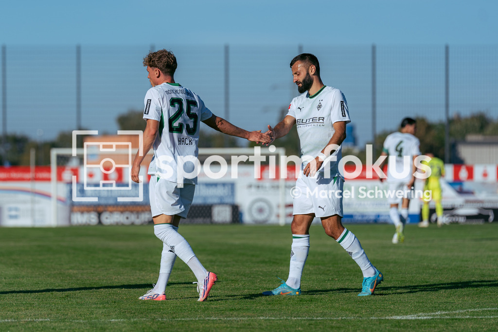 SSVg Velbert 02 – Borussia Mönchengladbach | Robin Hack (Borussia Mönchengladbach) und Franck Honorat (Borussia Mönchengladbach) beim beim Torjubel zum 0:2. Testspiel zwischen der SSVg Velbert 02 und Borussia Mönchengladbach in Velbert, 12.08.2026. Endstand: 0:8. sportimfokus / Marcel Schwering - Realisiert mit Pictrs.com