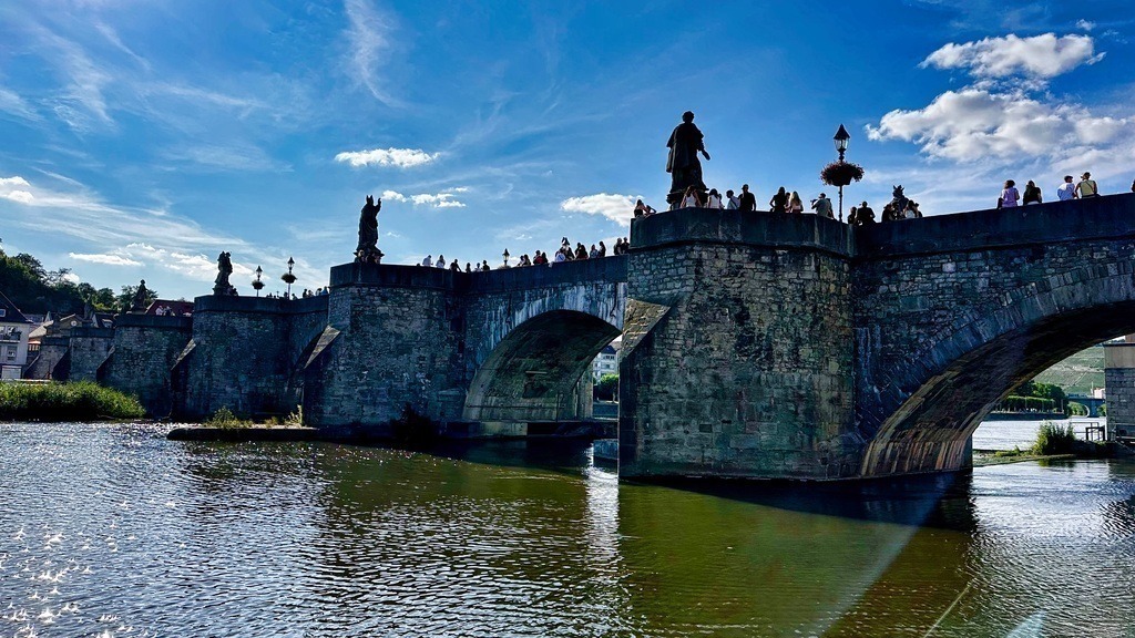 Mainbrücke Würzburg | Als Fotograf mit Fokus auf Landschaft, Architektur und atmosphärische Bildgestaltung präsentiere ich Ihnen hier ausgewählte Galerien die als hochwertige Fine-Art-Print Wandbilder bestellt werden können. - Realisiert mit Pictrs.com
