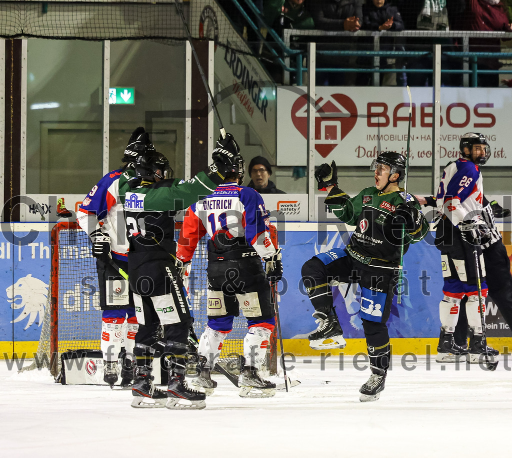 2023-01-22_079_Eishockey_TSV_Erding_gegen_ESC_Dorfen | Erding, Deutschland, 22.01.2023:
Eishockey, Bayernliga 2022 / 2023, 29. Spieltag, TSV Erding gegen ESC Dorfen, Endergebnis: 6:2

Erik Modlmayr (Erding Gladiators, #21), Benedikt Dietrich (ESC Dorfen, #11), Sebastian Busch (Erding Gladiators, #11)

Foto: Christian Riedel / fotografie-riedel.net